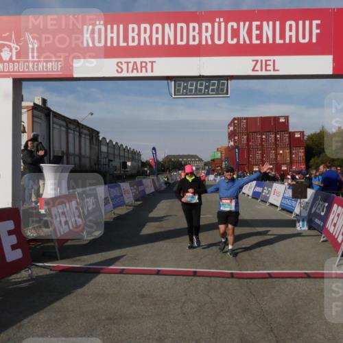 03.10.2025 - Köhlbrandbrückenlauf Matties Gatica Varas http://msf.ph/oto/9172542 03.10.2025 10:44:28 Ziel 2394, 2395 meine-sportfotos.de