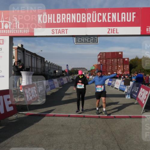 03.10.2025 - Köhlbrandbrückenlauf Matties Gatica Varas http://msf.ph/oto/9172544 03.10.2025 10:44:29 Ziel 2394, 2395 meine-sportfotos.de