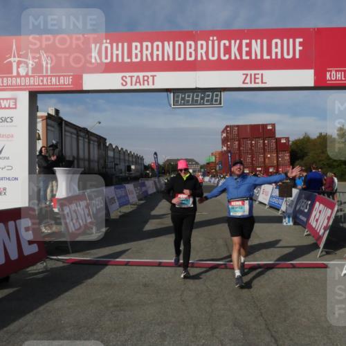 03.10.2025 - Köhlbrandbrückenlauf Matties Gatica Varas http://msf.ph/oto/9172546 03.10.2025 10:44:29 Ziel 2394, 2395 meine-sportfotos.de