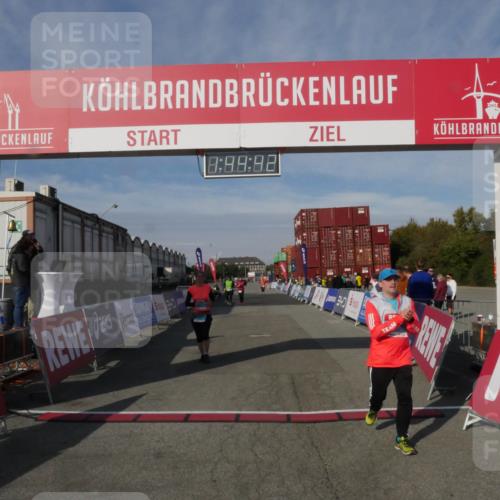 03.10.2025 - Köhlbrandbrückenlauf Matties Gatica Varas http://msf.ph/oto/9172567 03.10.2025 10:44:44 Ziel 2517, 2545, 2620 meine-sportfotos.de