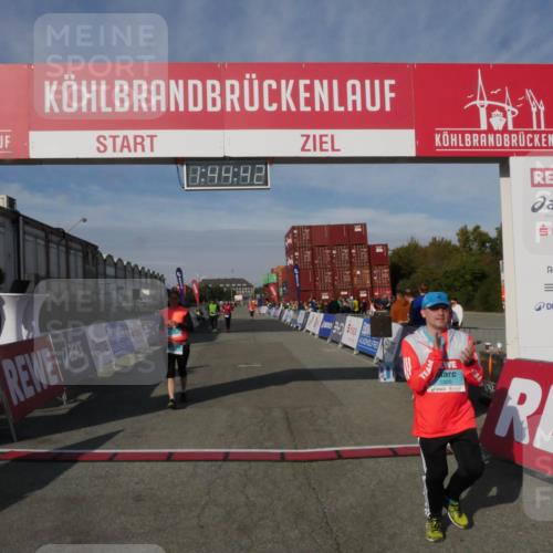 03.10.2025 - Köhlbrandbrückenlauf Matties Gatica Varas http://msf.ph/oto/9172568 03.10.2025 10:44:44 Ziel 2517, 2545, 2620 meine-sportfotos.de