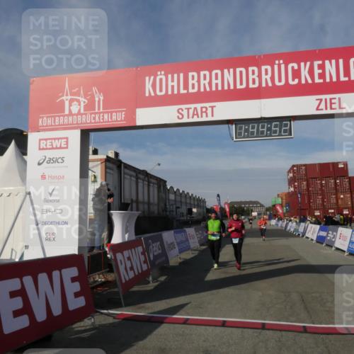 03.10.2025 - Köhlbrandbrückenlauf Matties Gatica Varas http://msf.ph/oto/9172582 03.10.2025 10:44:53 Ziel 1389, 2517, 2545 meine-sportfotos.de