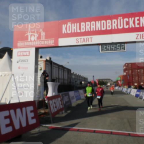 03.10.2025 - Köhlbrandbrückenlauf Matties Gatica Varas http://msf.ph/oto/9172584 03.10.2025 10:44:54 Ziel 1389, 2517, 2545 meine-sportfotos.de
