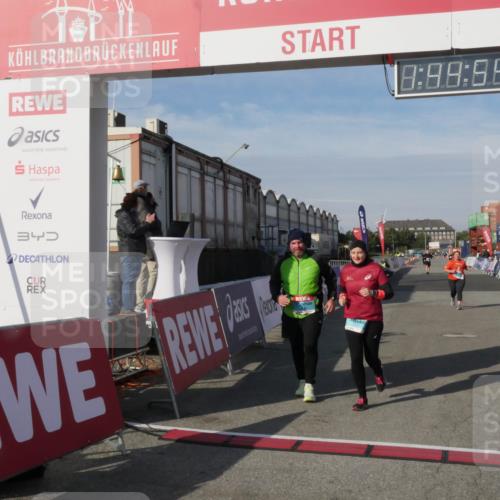 03.10.2025 - Köhlbrandbrückenlauf Matties Gatica Varas http://msf.ph/oto/9172586 03.10.2025 10:44:55 Ziel 1389, 2517, 2545 meine-sportfotos.de