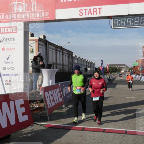 03.10.2025 - Köhlbrandbrückenlauf Matties Gatica Varas http://msf.ph/oto/9172588 03.10.2025 10:44:56 Ziel 1389, 2517, 2545 meine-sportfotos.de