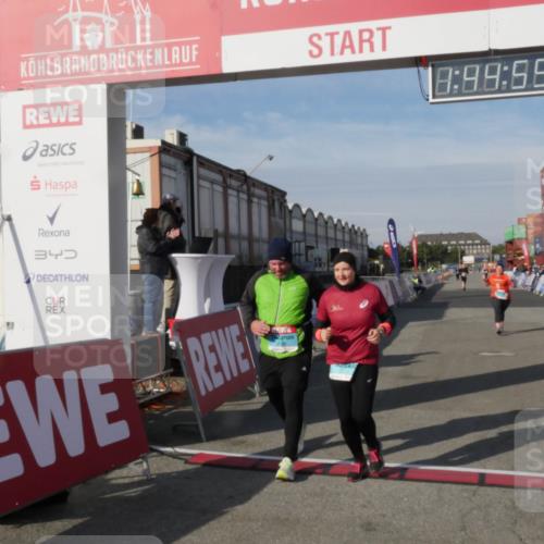 03.10.2025 - Köhlbrandbrückenlauf Matties Gatica Varas http://msf.ph/oto/9172590 03.10.2025 10:44:56 Ziel 1389, 2517, 2545 meine-sportfotos.de