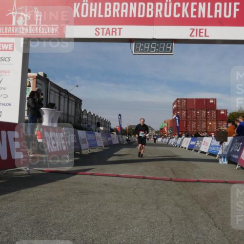 03.10.2025 - Köhlbrandbrückenlauf Matties Gatica Varas http://msf.ph/oto/9172607 03.10.2025 10:45:16 Ziel 2428, 2483, 2507 meine-sportfotos.de