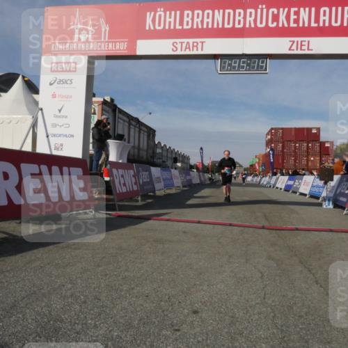 03.10.2025 - Köhlbrandbrückenlauf Matties Gatica Varas http://msf.ph/oto/9172609 03.10.2025 10:45:16 Ziel 2428, 2483, 2507 meine-sportfotos.de