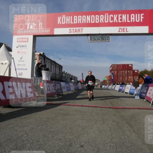 03.10.2025 - Köhlbrandbrückenlauf Matties Gatica Varas http://msf.ph/oto/9172613 03.10.2025 10:45:18 Ziel 2428, 2483, 2507 meine-sportfotos.de