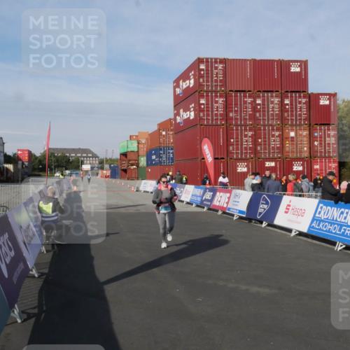 03.10.2025 - Köhlbrandbrückenlauf Matties Gatica Varas http://msf.ph/oto/9172618 03.10.2025 10:48:49 Ziel 3606 meine-sportfotos.de