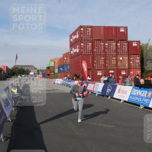 03.10.2025 - Köhlbrandbrückenlauf Matties Gatica Varas http://msf.ph/oto/9172621 03.10.2025 10:48:50 Ziel 3606 meine-sportfotos.de