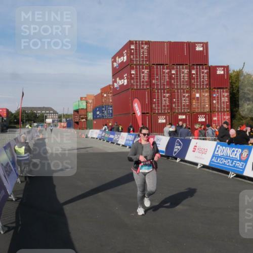 03.10.2025 - Köhlbrandbrückenlauf Matties Gatica Varas http://msf.ph/oto/9172623 03.10.2025 10:48:50 Ziel 3606 meine-sportfotos.de
