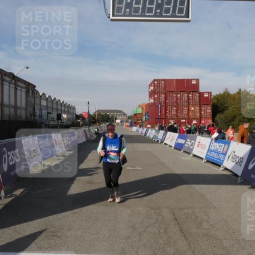 03.10.2025 - Köhlbrandbrückenlauf Matties Gatica Varas http://msf.ph/oto/9172627 03.10.2025 10:49:32 Ziel 3805 meine-sportfotos.de