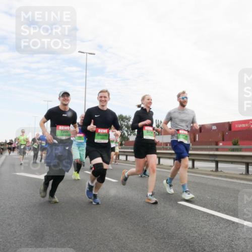 03.10.2025 - Köhlbrandbrückenlauf Matties Gatica Varas http://msf.ph/oto/9172651 03.10.2025 15:21:47 Position 3  meine-sportfotos.de