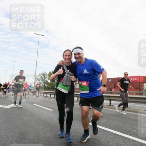 03.10.2025 - Köhlbrandbrückenlauf Matties Gatica Varas http://msf.ph/oto/9172673 03.10.2025 15:21:52 Position 3 9325, 9326 meine-sportfotos.de