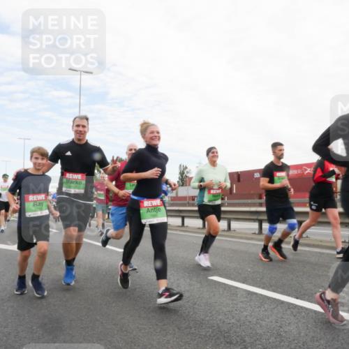 03.10.2025 - Köhlbrandbrückenlauf Matties Gatica Varas http://msf.ph/oto/9172695 03.10.2025 15:21:57 Position 3 9158, 9159 meine-sportfotos.de