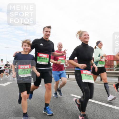 03.10.2025 - Köhlbrandbrückenlauf Matties Gatica Varas http://msf.ph/oto/9172697 03.10.2025 15:21:57 Position 3 9159, 9158 meine-sportfotos.de