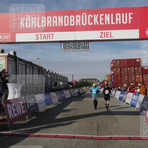 03.10.2025 - Köhlbrandbrückenlauf Matties Gatica Varas http://msf.ph/oto/9172721 03.10.2025 10:51:26 Ziel 2647, 2664 meine-sportfotos.de