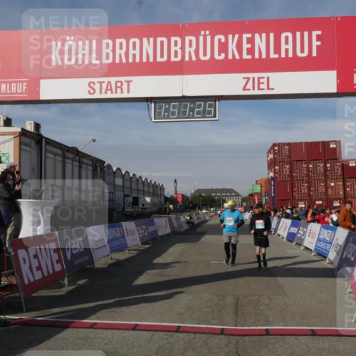03.10.2025 - Köhlbrandbrückenlauf Matties Gatica Varas http://msf.ph/oto/9172723 03.10.2025 10:51:27 Ziel 2647, 2664, 2669 meine-sportfotos.de