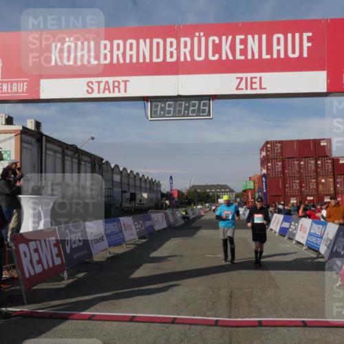 03.10.2025 - Köhlbrandbrückenlauf Matties Gatica Varas http://msf.ph/oto/9172725 03.10.2025 10:51:27 Ziel 2647, 2664, 2669 meine-sportfotos.de