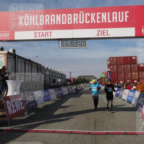 03.10.2025 - Köhlbrandbrückenlauf Matties Gatica Varas http://msf.ph/oto/9172727 03.10.2025 10:51:28 Ziel 2647, 2664, 2669 meine-sportfotos.de
