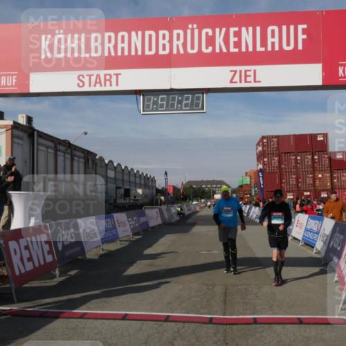 03.10.2025 - Köhlbrandbrückenlauf Matties Gatica Varas http://msf.ph/oto/9172732 03.10.2025 10:51:29 Ziel 2647, 2664, 2669 meine-sportfotos.de
