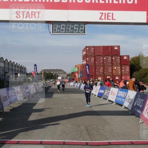03.10.2025 - Köhlbrandbrückenlauf Matties Gatica Varas http://msf.ph/oto/9172772 03.10.2025 10:51:54 Ziel 3474, 3477, 3776 meine-sportfotos.de