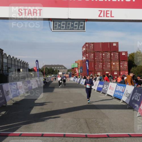 03.10.2025 - Köhlbrandbrückenlauf Matties Gatica Varas http://msf.ph/oto/9172773 03.10.2025 10:51:54 Ziel 3474, 3477, 3776 meine-sportfotos.de