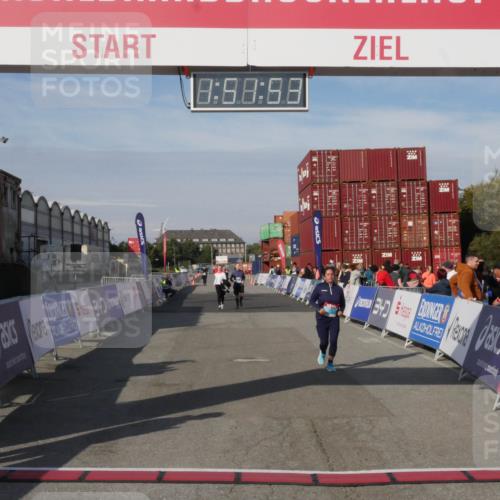 03.10.2025 - Köhlbrandbrückenlauf Matties Gatica Varas http://msf.ph/oto/9172775 03.10.2025 10:51:55 Ziel 3474, 3477, 3776 meine-sportfotos.de