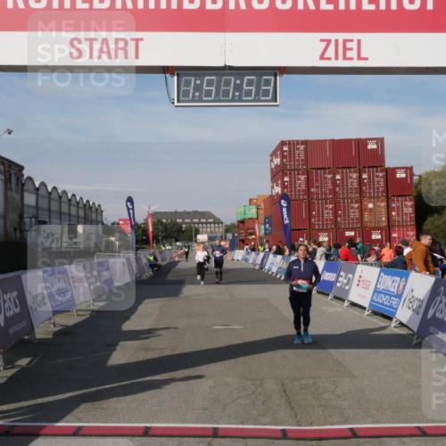 03.10.2025 - Köhlbrandbrückenlauf Matties Gatica Varas http://msf.ph/oto/9172777 03.10.2025 10:51:55 Ziel 3474, 3477, 3776 meine-sportfotos.de
