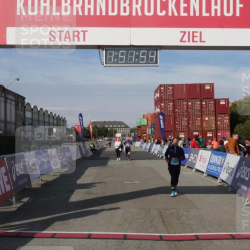 03.10.2025 - Köhlbrandbrückenlauf Matties Gatica Varas http://msf.ph/oto/9172779 03.10.2025 10:51:56 Ziel 3474, 3477, 3776 meine-sportfotos.de