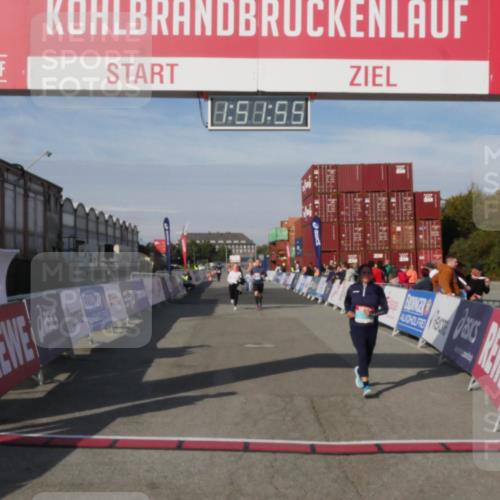 03.10.2025 - Köhlbrandbrückenlauf Matties Gatica Varas http://msf.ph/oto/9172784 03.10.2025 10:51:57 Ziel 3474, 3477, 3776 meine-sportfotos.de