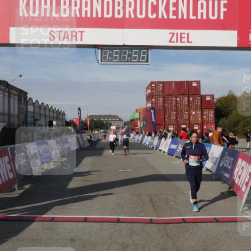 03.10.2025 - Köhlbrandbrückenlauf Matties Gatica Varas http://msf.ph/oto/9172785 03.10.2025 10:51:57 Ziel 3474, 3477, 3776 meine-sportfotos.de