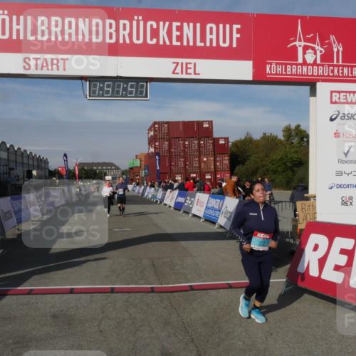 03.10.2025 - Köhlbrandbrückenlauf Matties Gatica Varas http://msf.ph/oto/9172790 03.10.2025 10:51:59 Ziel 2367, 3474, 3477 meine-sportfotos.de