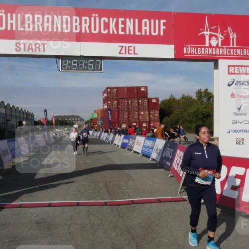 03.10.2025 - Köhlbrandbrückenlauf Matties Gatica Varas http://msf.ph/oto/9172792 03.10.2025 10:51:59 Ziel 2367, 3474, 3477 meine-sportfotos.de