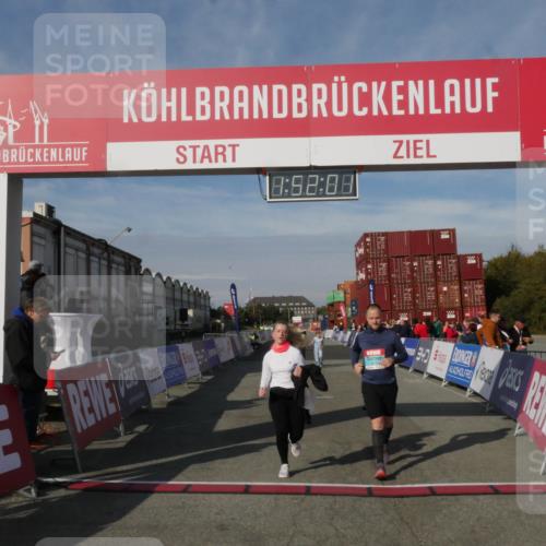 03.10.2025 - Köhlbrandbrückenlauf Matties Gatica Varas http://msf.ph/oto/9172806 03.10.2025 10:52:03 Ziel 2367, 3474, 3477 meine-sportfotos.de