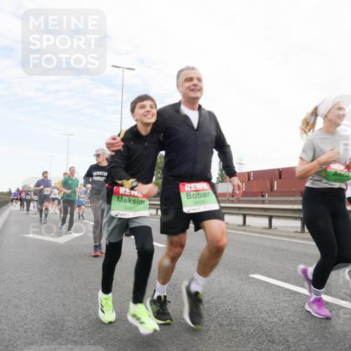 03.10.2025 - Köhlbrandbrückenlauf Matties Gatica Varas http://msf.ph/oto/9172822 03.10.2025 15:22:29 Position 3 1, 9480, 9459 meine-sportfotos.de