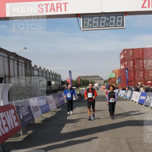 03.10.2025 - Köhlbrandbrückenlauf Matties Gatica Varas http://msf.ph/oto/9172859 03.10.2025 10:52:40 Ziel 2132, 2357, 2490, 2623 meine-sportfotos.de