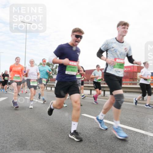 03.10.2025 - Köhlbrandbrückenlauf Matties Gatica Varas http://msf.ph/oto/9172870 03.10.2025 15:22:41 Position 3 9683 meine-sportfotos.de