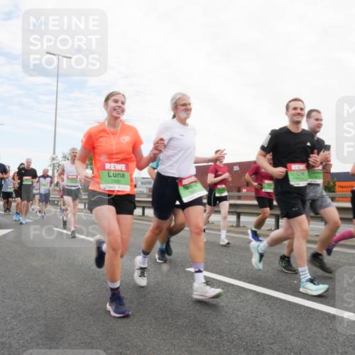 03.10.2025 - Köhlbrandbrückenlauf Matties Gatica Varas http://msf.ph/oto/9172874 03.10.2025 15:22:42 Position 3 7930 meine-sportfotos.de