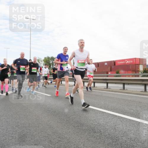 03.10.2025 - Köhlbrandbrückenlauf Matties Gatica Varas http://msf.ph/oto/9172881 03.10.2025 15:22:43 Position 3  meine-sportfotos.de