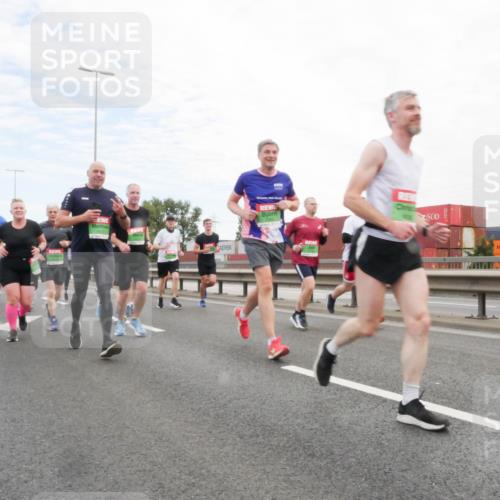 03.10.2025 - Köhlbrandbrückenlauf Matties Gatica Varas http://msf.ph/oto/9172884 03.10.2025 15:22:44 Position 3  meine-sportfotos.de