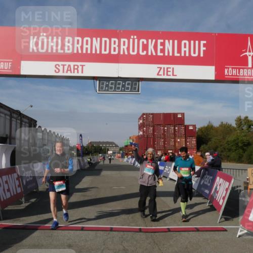 03.10.2025 - Köhlbrandbrückenlauf Matties Gatica Varas http://msf.ph/oto/9172972 03.10.2025 10:53:53 Ziel 2611, 3774 meine-sportfotos.de