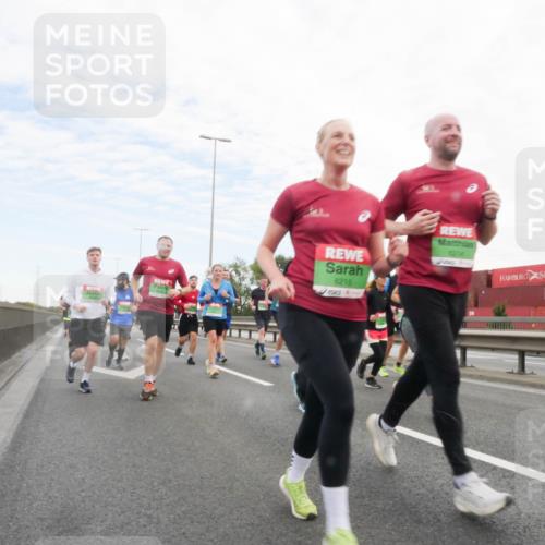 03.10.2025 - Köhlbrandbrückenlauf Matties Gatica Varas http://msf.ph/oto/9172991 03.10.2025 15:23:11 Position 3 8215, 8214 meine-sportfotos.de