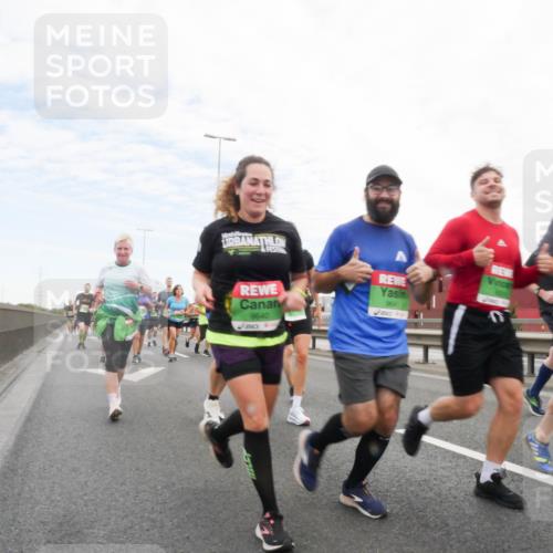 03.10.2025 - Köhlbrandbrückenlauf Matties Gatica Varas http://msf.ph/oto/9173003 03.10.2025 15:23:13 Position 3 9640, 9641 meine-sportfotos.de