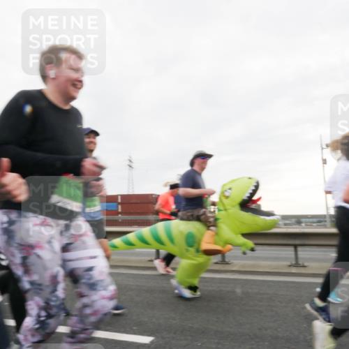 03.10.2025 - Köhlbrandbrückenlauf Matties Gatica Varas http://msf.ph/oto/9173507 03.10.2025 15:27:32 Position 3  meine-sportfotos.de