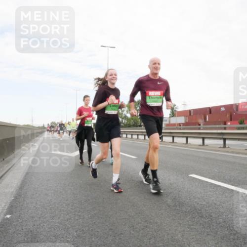 03.10.2025 - Köhlbrandbrückenlauf Matties Gatica Varas http://msf.ph/oto/9173711 03.10.2025 15:29:22 Position 3 8416, 8441 meine-sportfotos.de