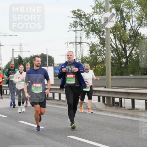 03.10.2025 - Köhlbrandbrückenlauf Matties Gatica Varas http://msf.ph/oto/9173776 03.10.2025 15:30:22 Position 3 8672, 8682 meine-sportfotos.de