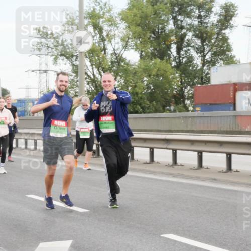 03.10.2025 - Köhlbrandbrückenlauf Matties Gatica Varas http://msf.ph/oto/9173780 03.10.2025 15:30:24 Position 3 8682, 8672 meine-sportfotos.de