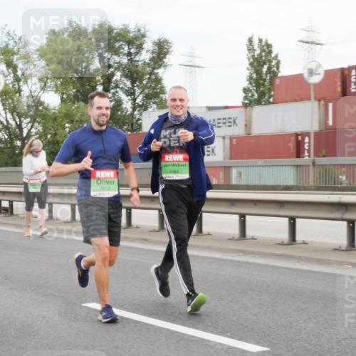 03.10.2025 - Köhlbrandbrückenlauf Matties Gatica Varas http://msf.ph/oto/9173783 03.10.2025 15:30:25 Position 3 8672, 8682 meine-sportfotos.de